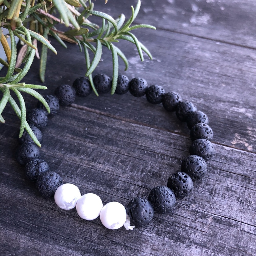 New Lava Stone White Howlite Bead Bracelet 🖤🤍